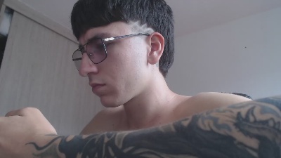 axel_serra live cam on Cam4