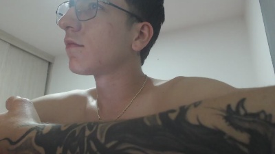 axel_serra live cam on Cam4