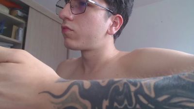 axel_serra live cam on Cam4