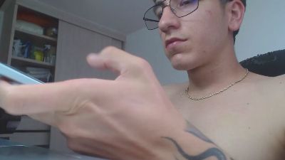 axel_serra live cam on Cam4
