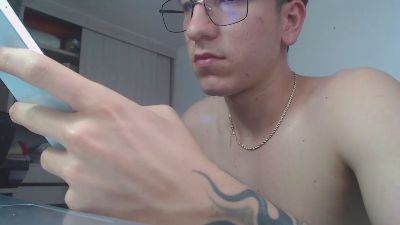 axel_serra live cam on Cam4