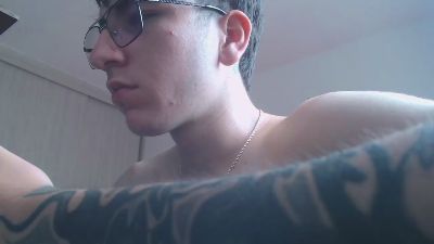 axel_serra live cam on Cam4