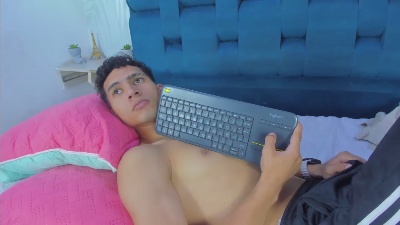 axel_tonny3 live cam on Cam4
