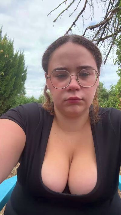 babyyfarah live cam on Cam4