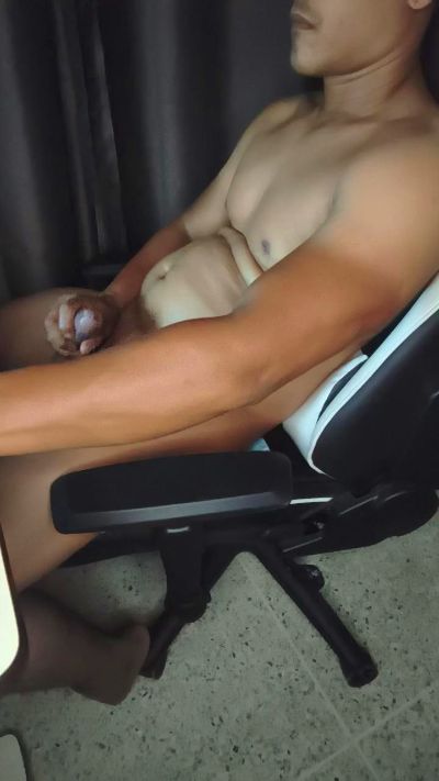 bbgboy4 live cam on Cam4