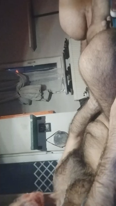 beardguy34 live cam on Cam4