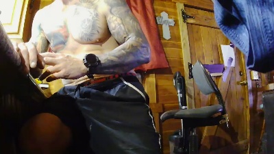 behind4blueyes live cam on Cam4