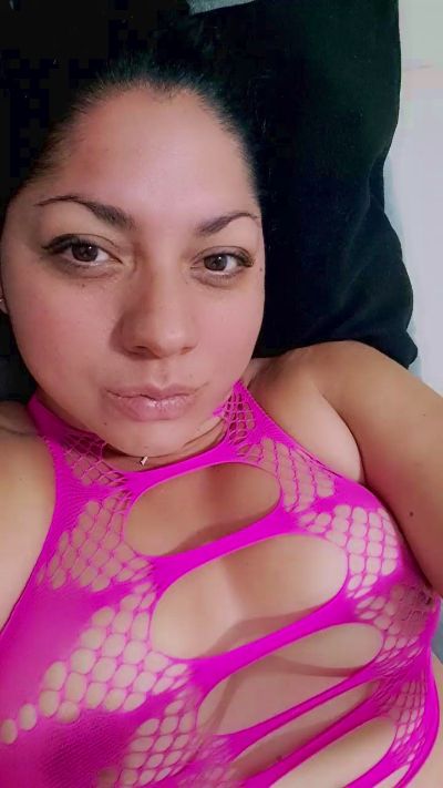 bella_milf1 live cam on Cam4