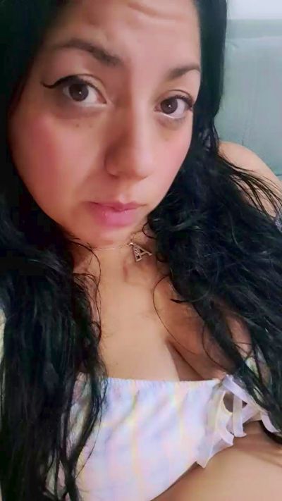 bella_milf1 live cam on Cam4