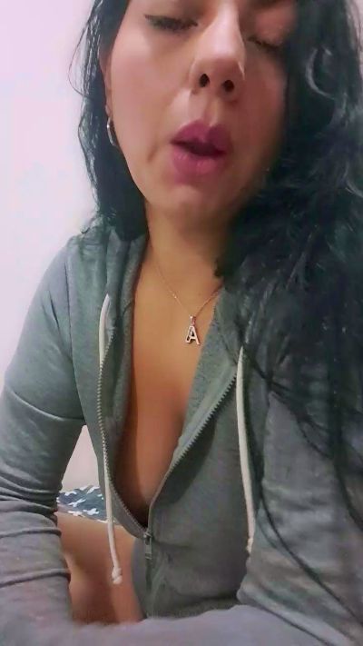 bella_milf1 live cam on Cam4
