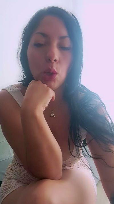 bella_milf1 live cam on Cam4