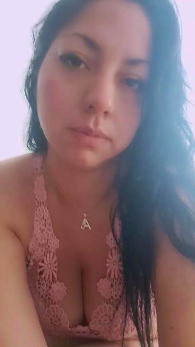 bella_milf1 live cam on Cam4