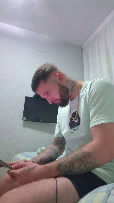 biberonlechero1 live cam on Cam4