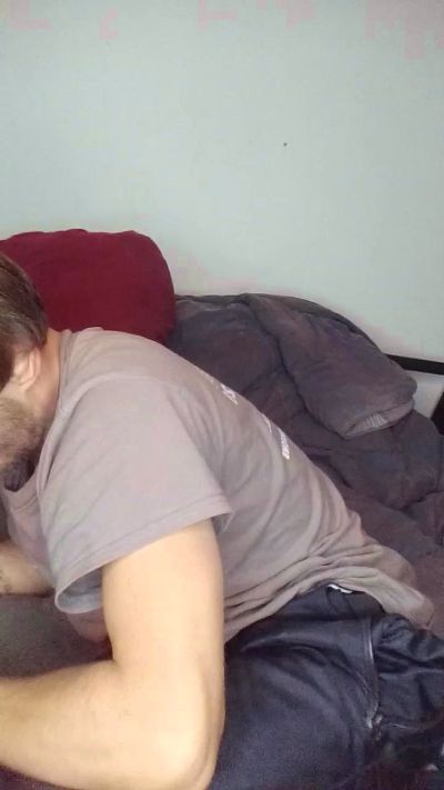 bigBUZZZZ69 live cam on Cam4