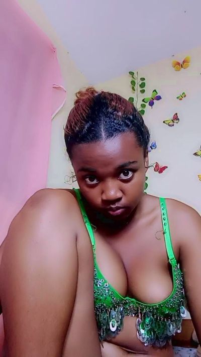 bigass004 live cam on Cam4