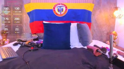 blondehorny699 live cam on Cam4
