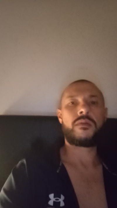 bratan350004 live cam on Cam4