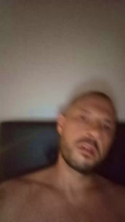 bratan350004 live cam on Cam4