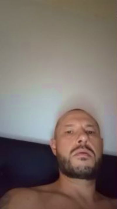 bratan350004 live cam on Cam4
