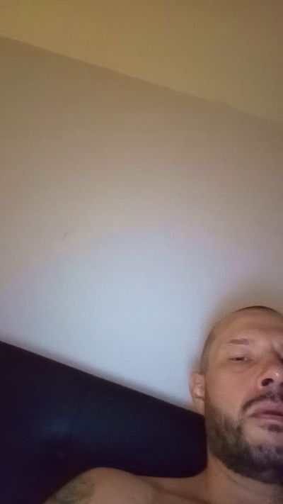 bratan350004 live cam on Cam4