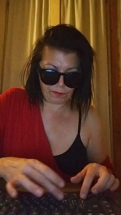 brunettaspetti1 live cam on Cam4