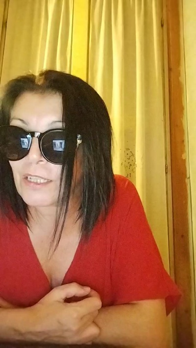 brunettaspetti1 live cam on Cam4