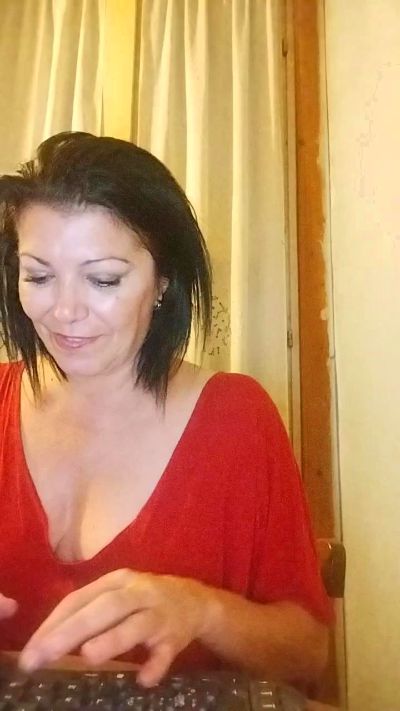 brunettaspetti1 live cam on Cam4