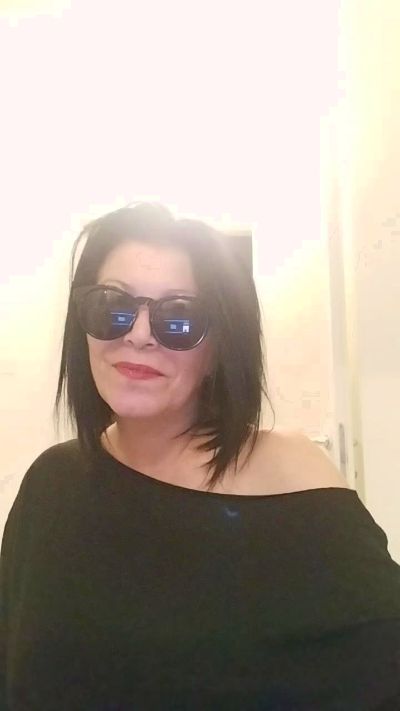 brunettaspetti1 live cam on Cam4