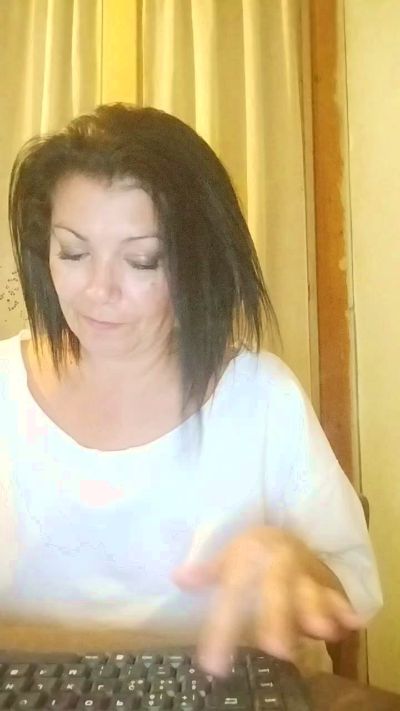 brunettaspetti1 live cam on Cam4