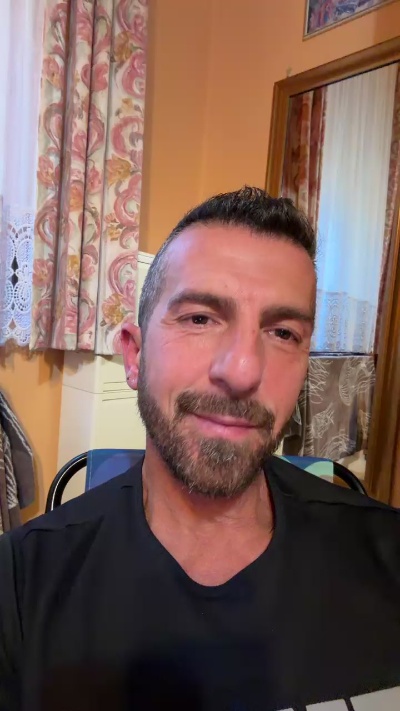 builder1 live cam on Cam4
