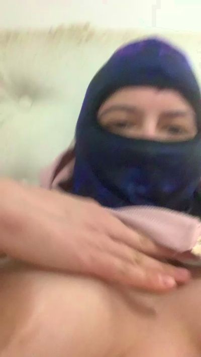 camilaputa4 live cam on Cam4
