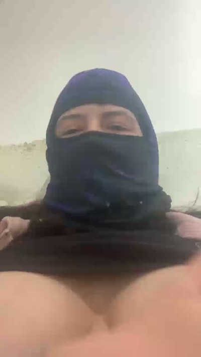 camilaputa4 live cam on Cam4