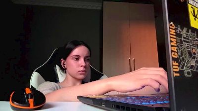 caramelutaste live cam on Cam4