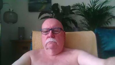 carebear2022 live cam on Cam4
