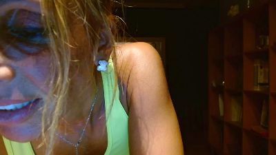 cari_guerrera live cam on Cam4