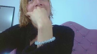 carla_wc live cam on Cam4
