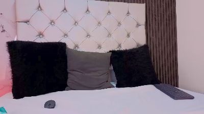 carolinecheers live cam on Cam4
