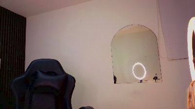 carolinecheers live cam on Cam4