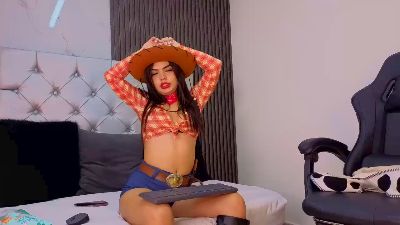 carolinecheers live cam on Cam4