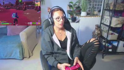 cerise132 live cam on Cam4