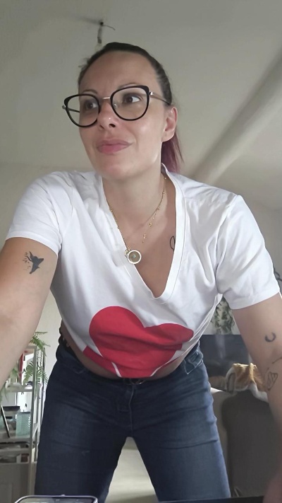 cerise132 live cam on Cam4