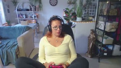 cerise132 live cam on Cam4