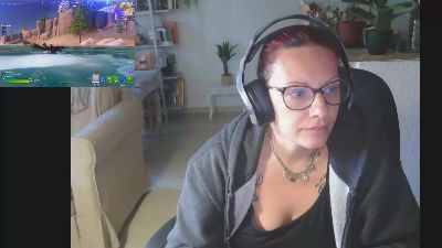 cerise132 live cam on Cam4