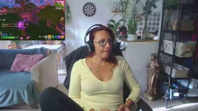 cerise132 live cam on Cam4