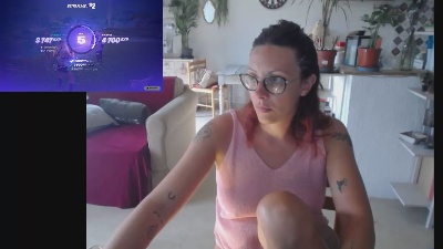 cerise132 live cam on Cam4