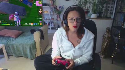 cerise132 live cam on Cam4