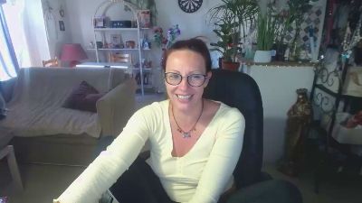 cerise132 live cam on Cam4