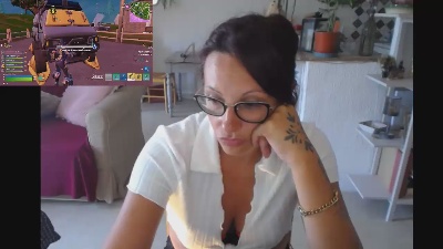 cerise132 live cam on Cam4