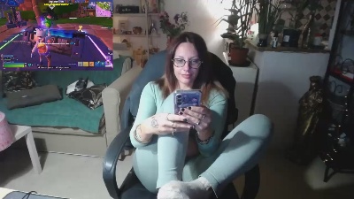 cerise132 live cam on Cam4