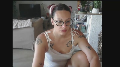 cerise132 live cam on Cam4